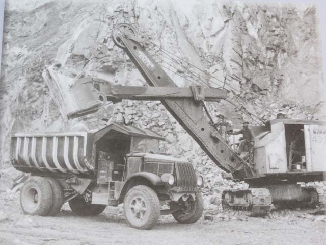 Las grandes obras de construcción de los rascacielos neoyorkinos deben mucho al Mack AC.